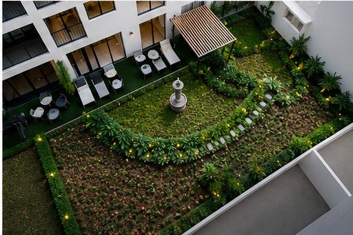 Jardín interior con áreas verdes y descanso
