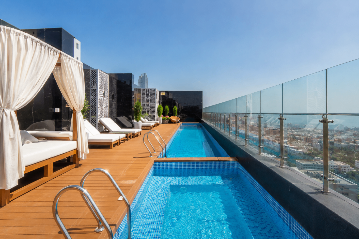 Piscina y jacuzzi del edificio